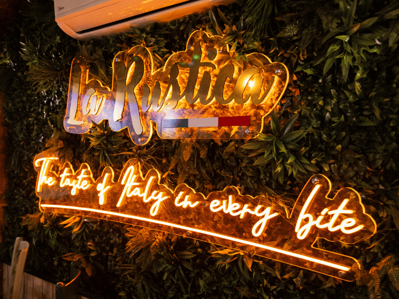 La_Rustica_Doncaster_Neon.png